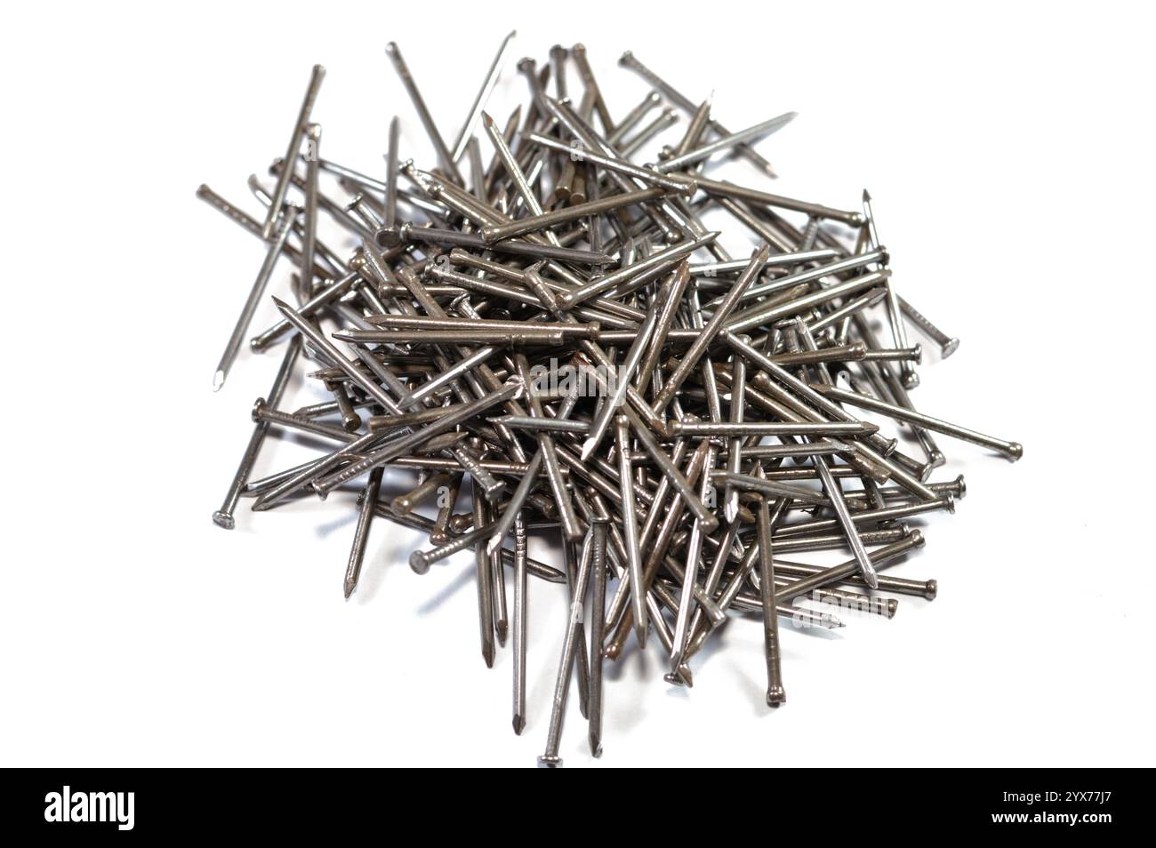 Holzschrauben Nagelbefestigung für Holzbearbeitung und -Bau, ein Nagel ist ein kleines Objekt aus Metall, Nägel haben eine scharfe Spitze an einem Ende und eine flache Stockfoto