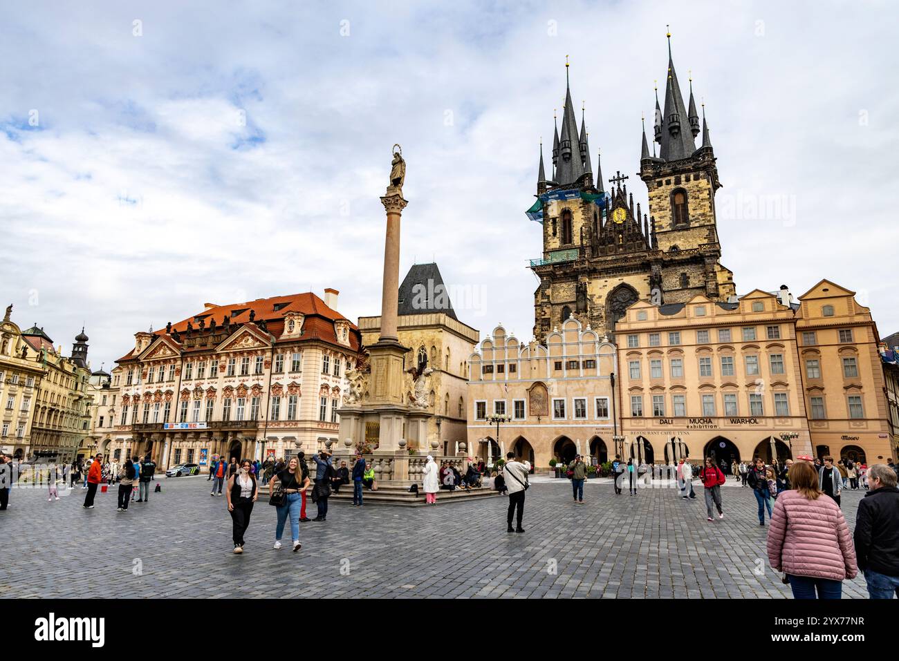 Prager Altstadtplatz mit der Kirche unserer Lieben Frau vor Tyn und der Mariensäule, Tschechische Republik, Europa, Menschen in der Altstadt Stockfoto
