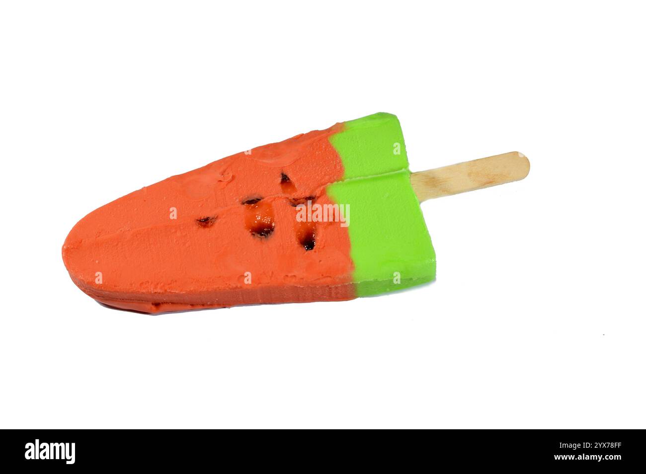 Eisbar mit Wassermelonen aus Fruchtform und Geschmack, eine Eisbar ist ein gefrorenes Dessert mit Eis am Stock, Sommer und Feiertage Stockfoto