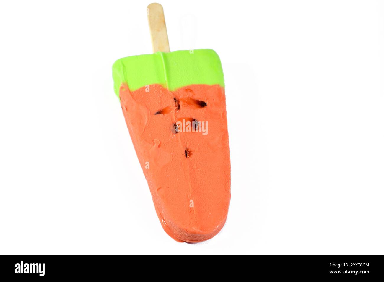 Eisbar mit Wassermelonen aus Fruchtform und Geschmack, eine Eisbar ist ein gefrorenes Dessert mit Eis am Stock, Sommer und Feiertage Stockfoto