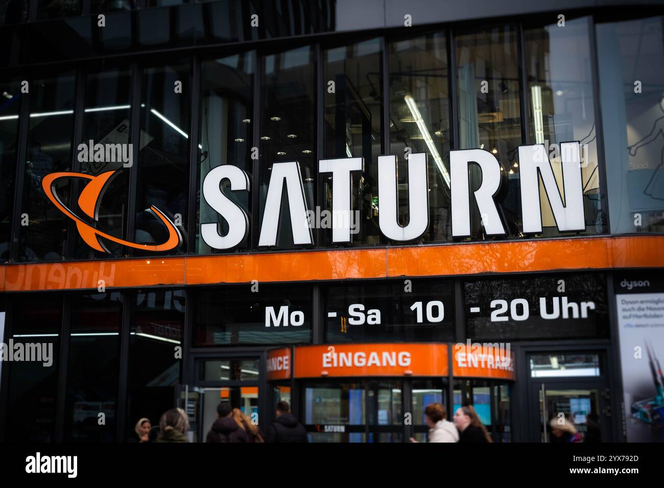 Berlin, Deutschland - Dezember 2024: Außenansicht des Stores mit Saturn-Logo. MediaMarkt Saturn Retail Group Stockfoto