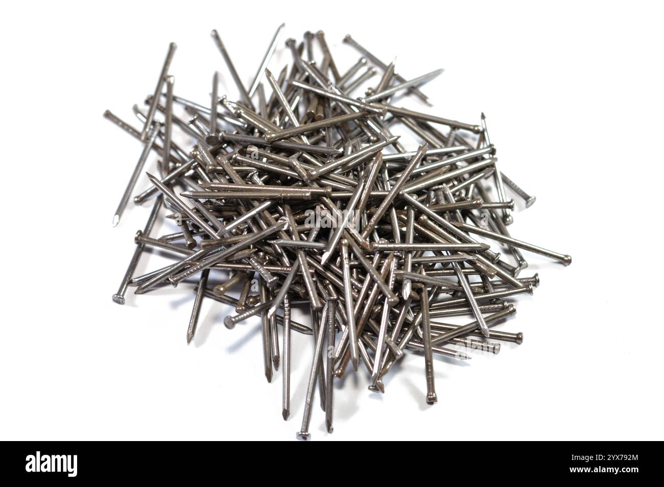 Holzschrauben Nagelbefestigung für Holzbearbeitung und -Bau, ein Nagel ist ein kleines Objekt aus Metall, Nägel haben eine scharfe Spitze an einem Ende und eine flache Stockfoto