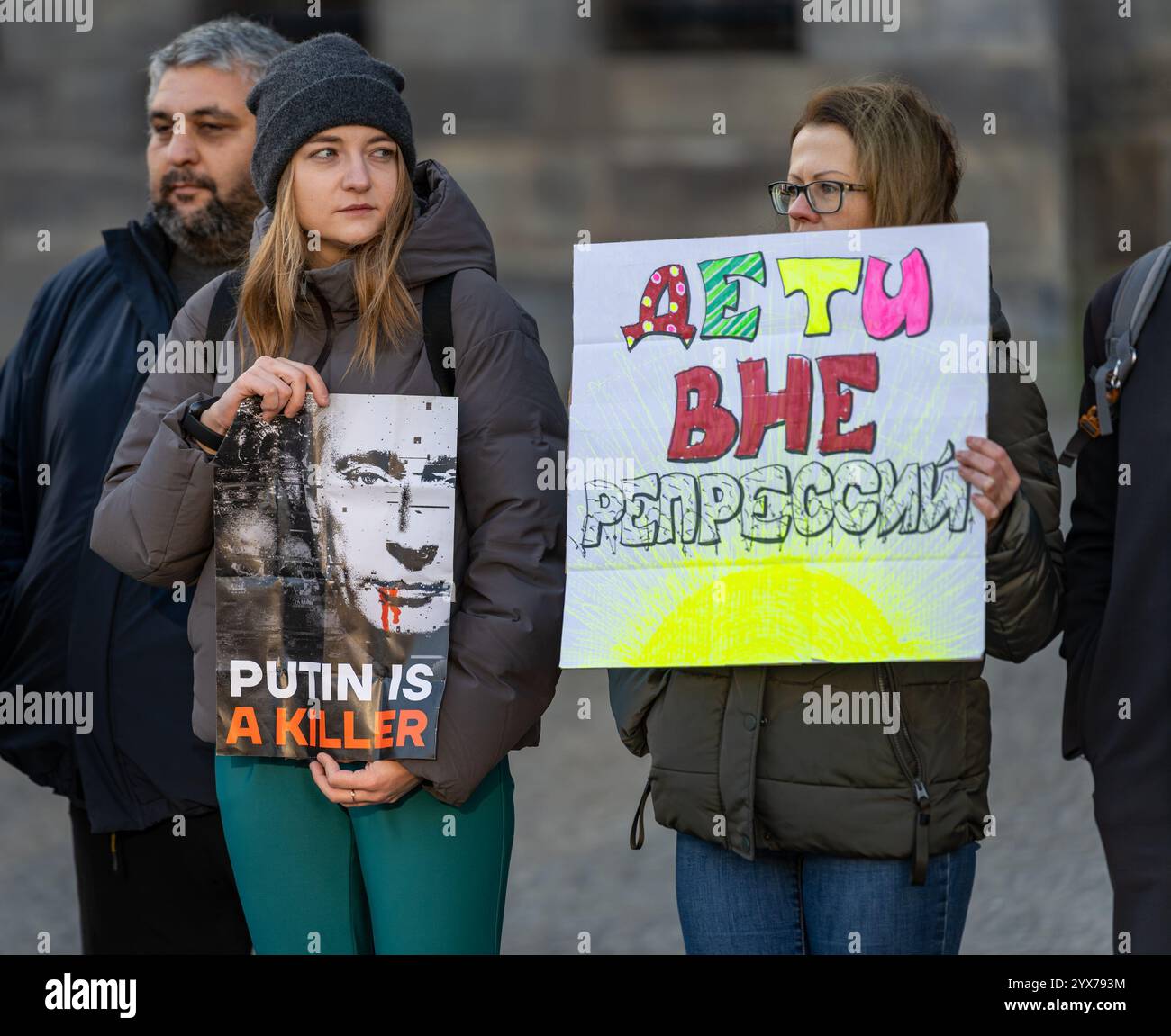 Amsterdam, Niederlande, 01.12.2024, Protestaktion gegen das russische Regime, Mädchen mit einem Plakat, auf dem steht: Putin ist ein Mörder Stockfoto