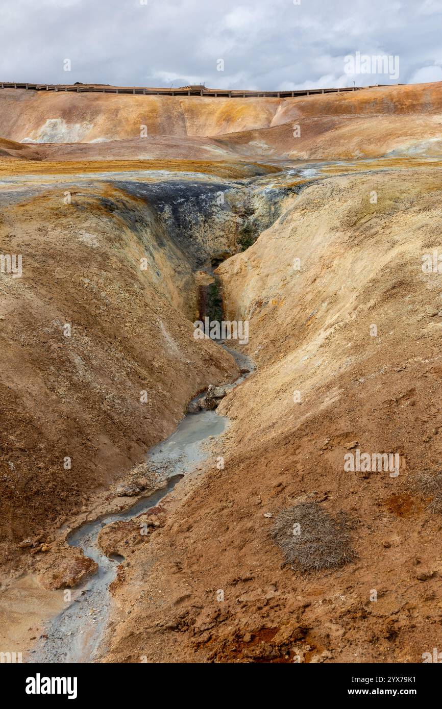 Vulkanische Spalte in Leirhnjukur, Vulkan, Myvatn Geothermalgebiet in Island mit mineralischem orangenem Boden. Stockfoto