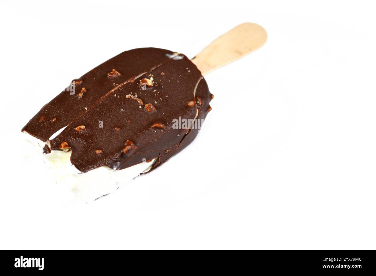 Vanilleeis-Stick beschichtet und bedeckt mit einer Schicht brauner Schokolade mit Nüssen, reichhaltiges aromatisiertes Eis in knackiger brauner Schokoladencrunch und r Stockfoto