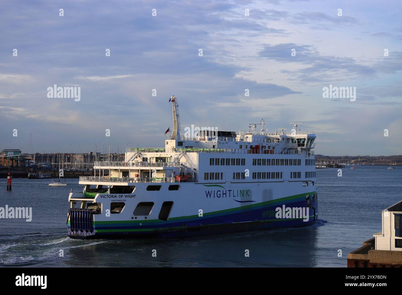 Old Portsmouth und Southsea, Hampshire, England. 28. November 2024. Victoria of Wight, eine von Wightlink betriebene Autofähre auf der Isle of Wight, die zum Anlegeplatz im Hafen von Portsmouth zurückkehrt. Stockfoto