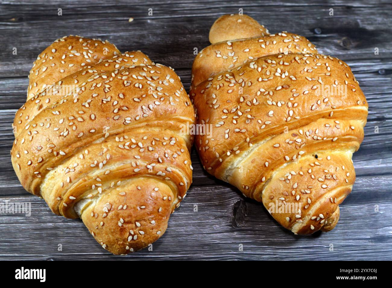 Croissant, ein butterweiches, blättriges, viennoiserie-Gebäck, inspiriert von der Form des österreichischen Kipferls, aber mit französischem Hefeteig, f Stockfoto