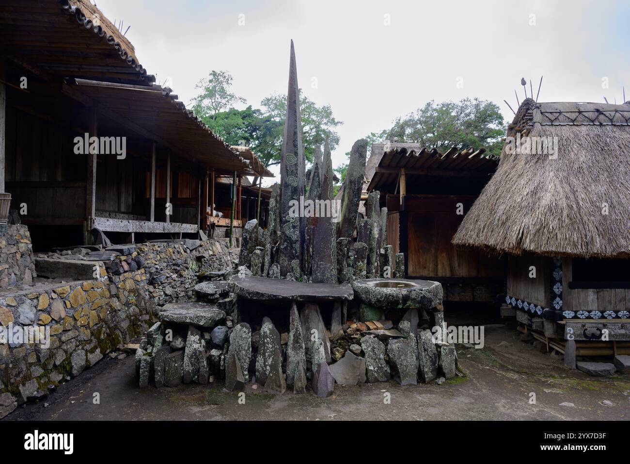 Megalithaltar aus Steinen in Bena Traditional Village, Flores, Indonesien, ein Ort für Opfer und Opfergaben Stockfoto