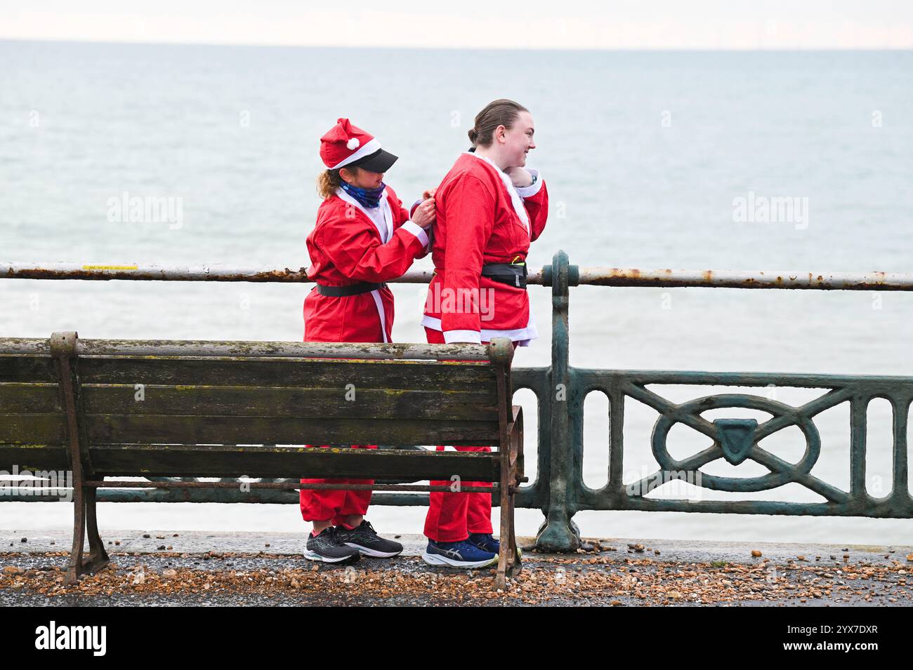 Brighton Großbritannien 14. Dezember 2024 - Vorbereitung auf dieses Jahr Brighton Santa Dash entlang Hove Seafront sammelt Geld für die Rockinghorse ChildrenÕs Charity an einem kühlen, langweiligen Morgen entlang der Südküste : Credit Simon Dack / Alamy Live News Stockfoto