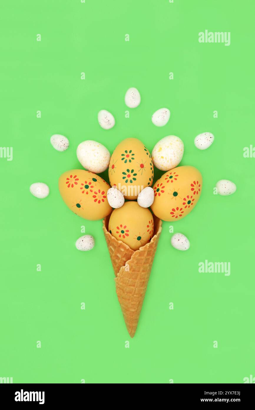 Surreale Ostereiskegel und dekorierte Eier auf grünem Hintergrund. Saisonale abstrakte Komposition für Logo, Karte, Git-Tag. Stockfoto