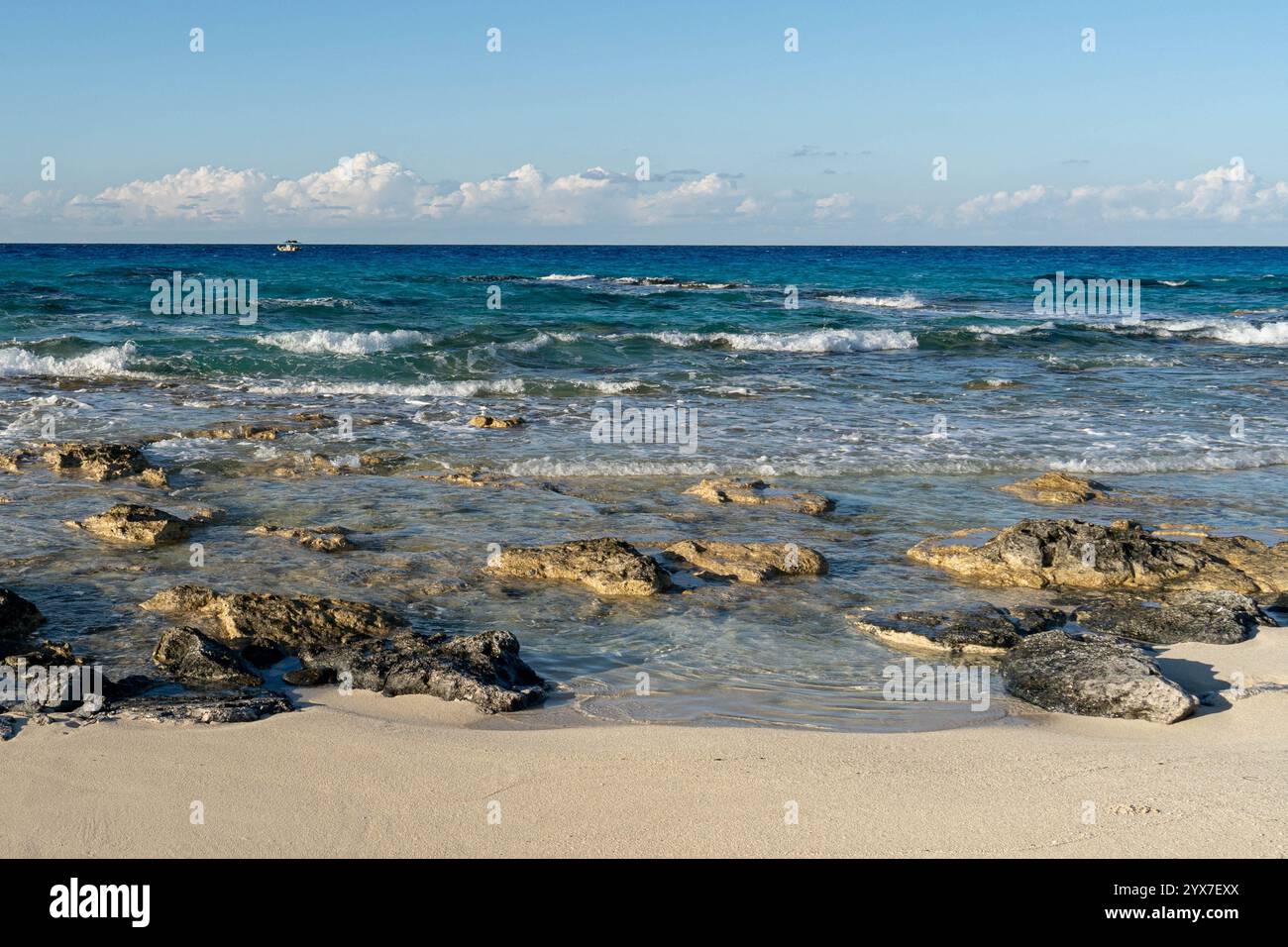 Unberührte Sandstrände und türkisfarbenes Wasser von Mersa Matruh, Ägypten, zeigen die ruhige Schönheit des Mittelmeers und den unberührten natürlichen Charme. Stockfoto