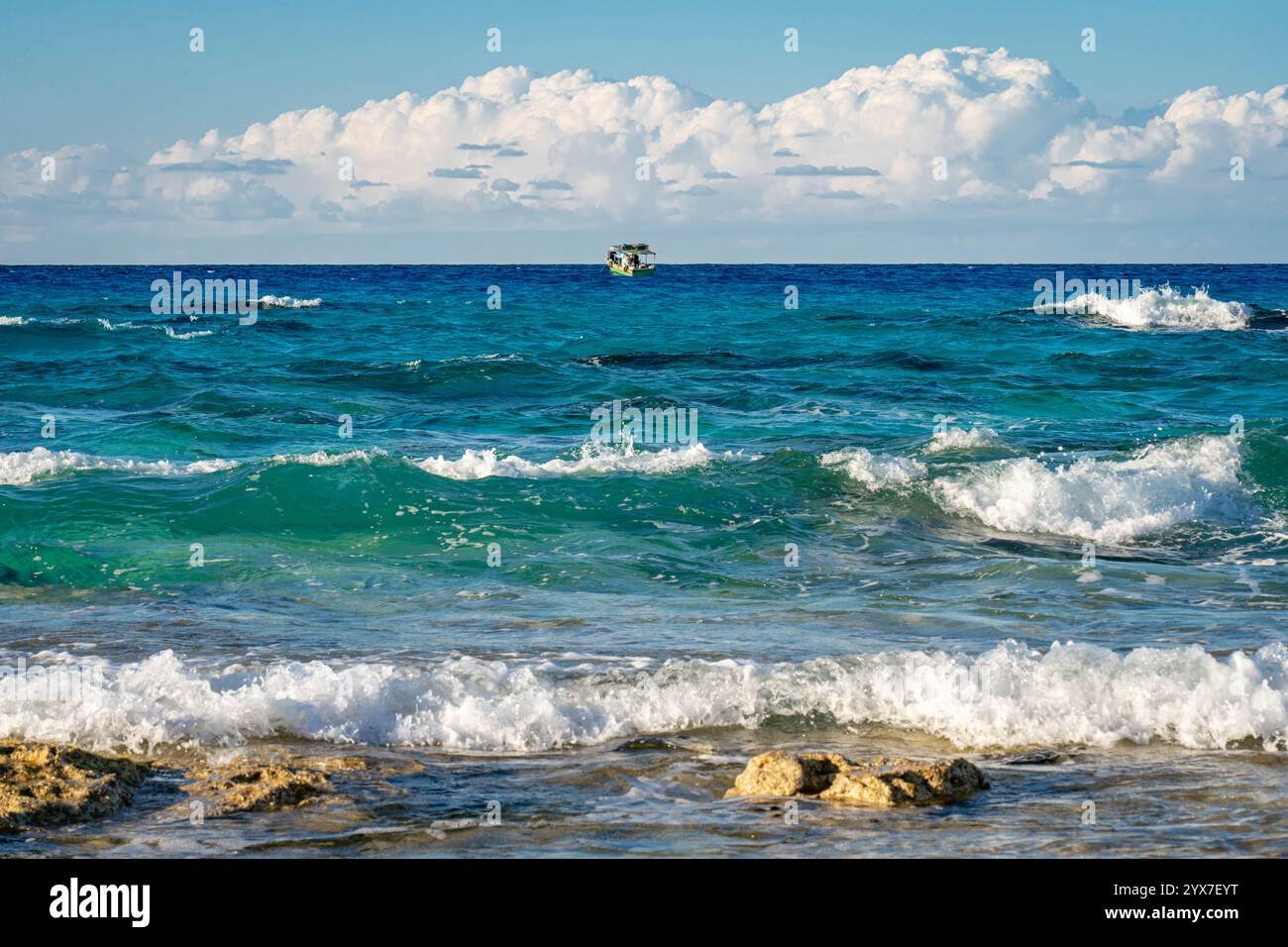 Türkisfarbene mediterrane Wellen umgeben sanft den goldenen Sand von Mersa Matruh, Ägypten, einem Küstenparadies, das für seine ruhige Schönheit bekannt ist. Stockfoto