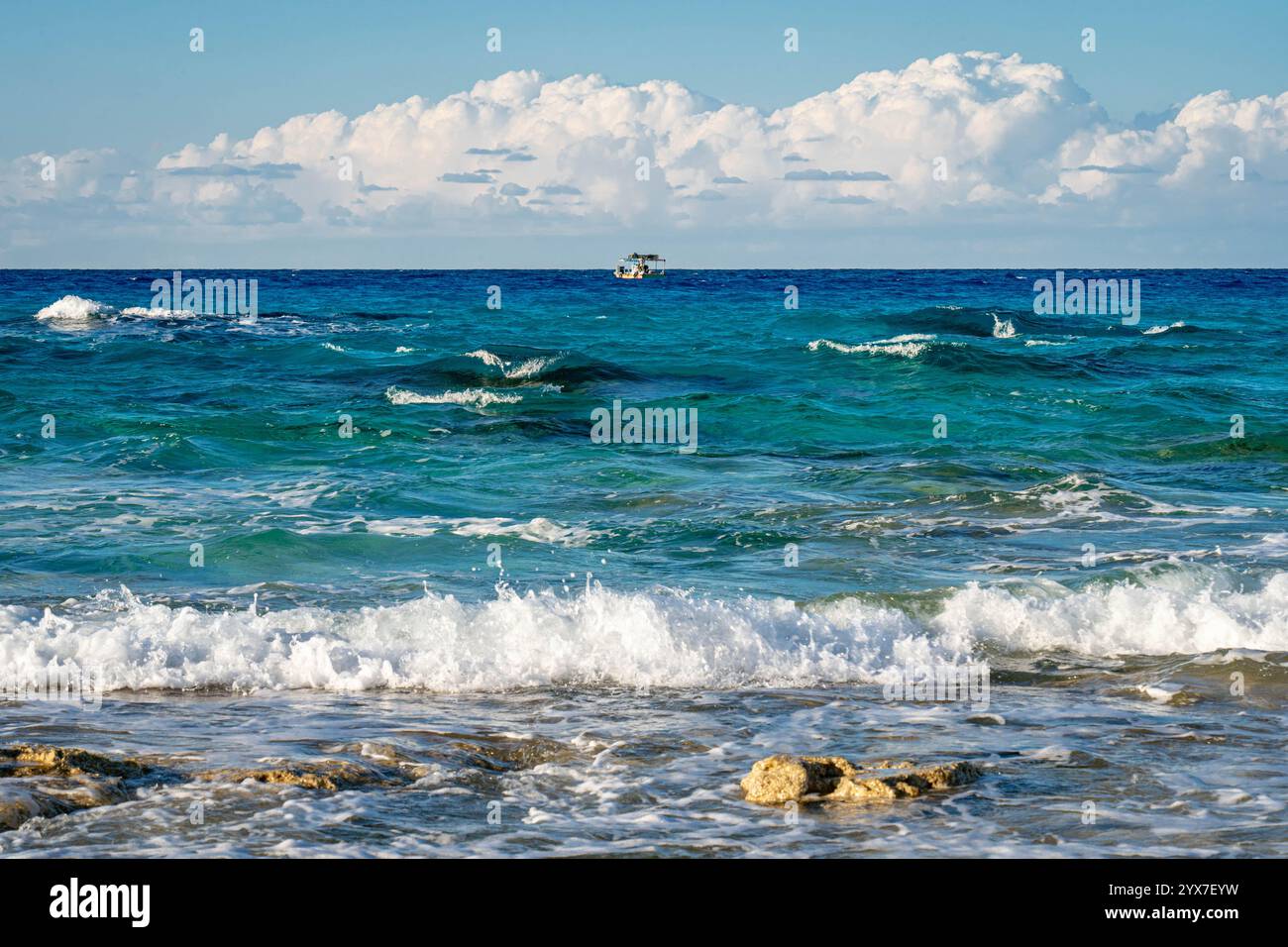 Türkisfarbene mediterrane Wellen umgeben sanft den goldenen Sand von Mersa Matruh, Ägypten, einem Küstenparadies, das für seine ruhige Schönheit bekannt ist. Stockfoto