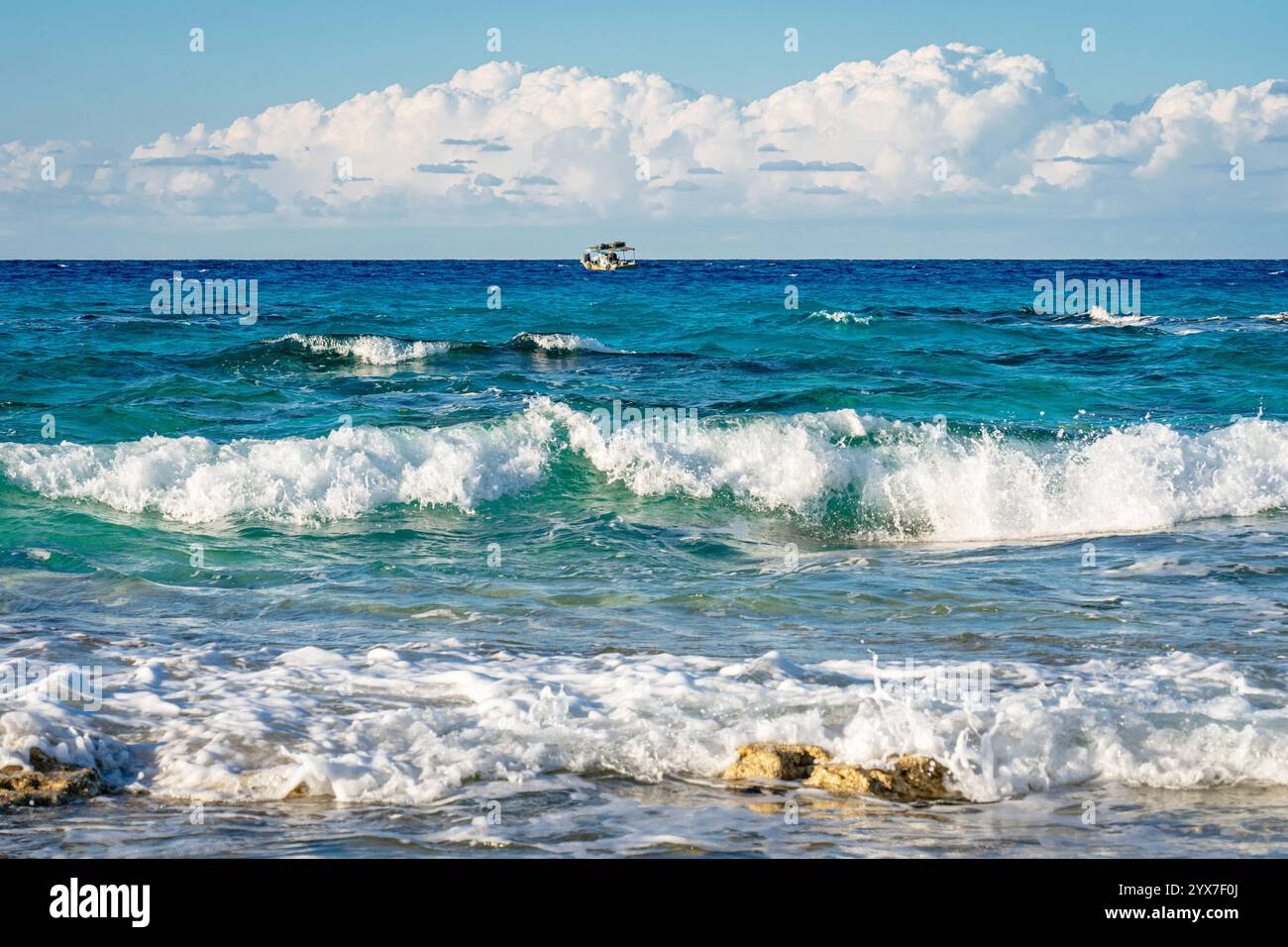 Türkisfarbene mediterrane Wellen umgeben sanft den goldenen Sand von Mersa Matruh, Ägypten, einem Küstenparadies, das für seine ruhige Schönheit bekannt ist. Stockfoto