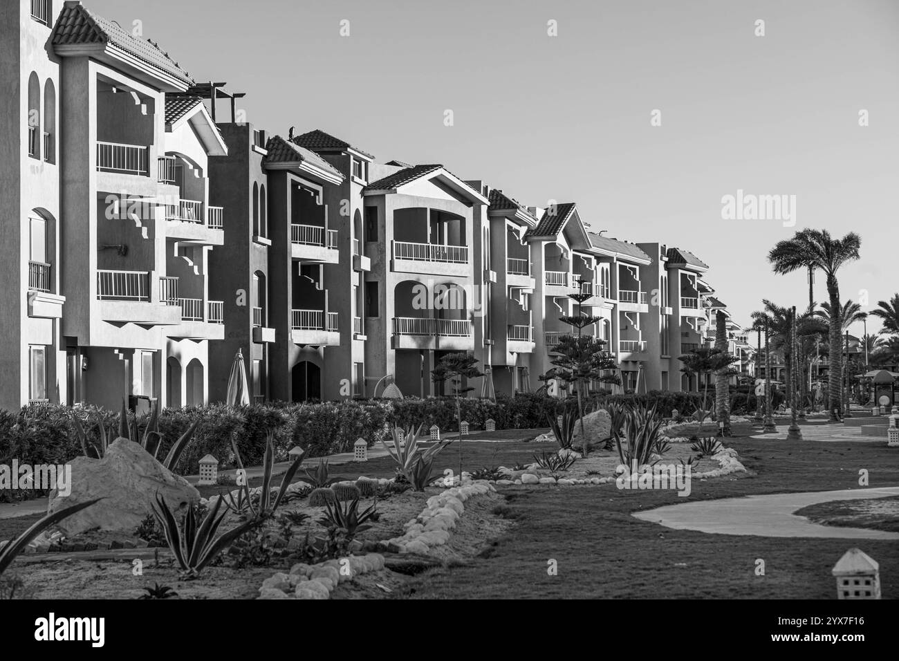 Ein monochromer Blick auf das Blue Porto Matruh Resort mit eleganter Architektur, üppiger Landschaft und ruhigen Wegen in Mersa Matruh, Ägypten. Stockfoto