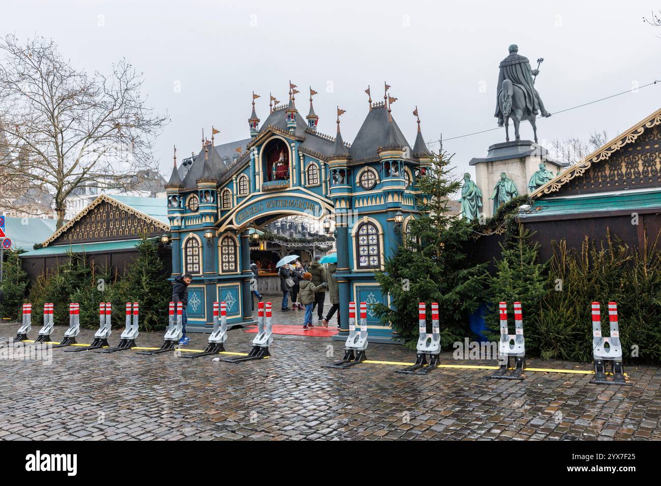 Zusammenklappbare Zugangsbarrieren als Schutz vor Terroranschlägen am Weihnachtsmarkt Heinzels Wintermaerchen am Heu-Markt im historischen Schlepptau Stockfoto