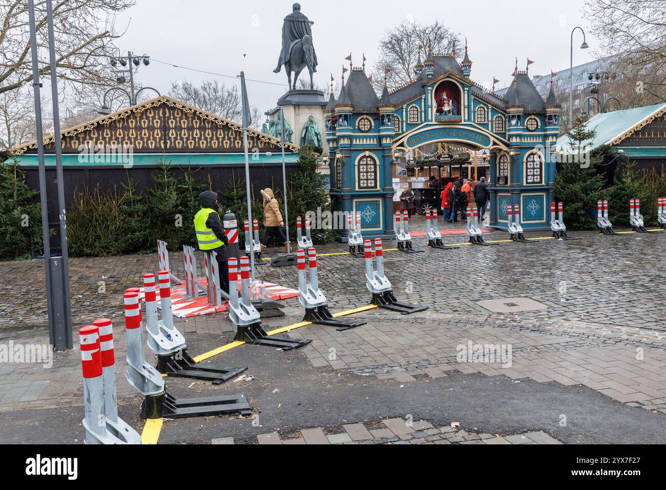 Zusammenklappbare Zugangsbarrieren als Schutz vor Terroranschlägen am Weihnachtsmarkt Heinzels Wintermaerchen am Heu-Markt im historischen Schlepptau Stockfoto