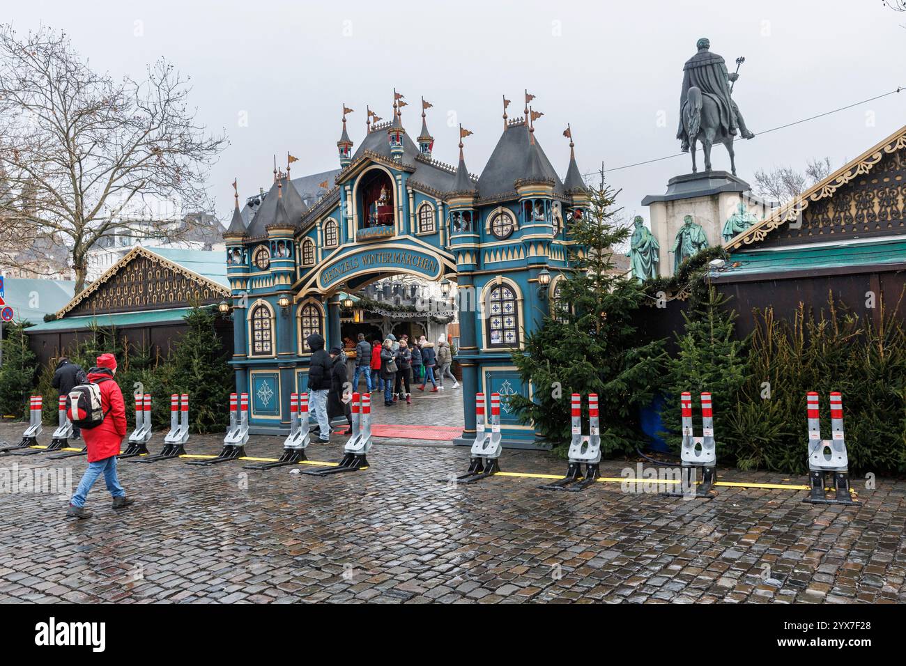Zusammenklappbare Zugangsbarrieren als Schutz vor Terroranschlägen am Weihnachtsmarkt Heinzels Wintermaerchen am Heu-Markt im historischen Schlepptau Stockfoto