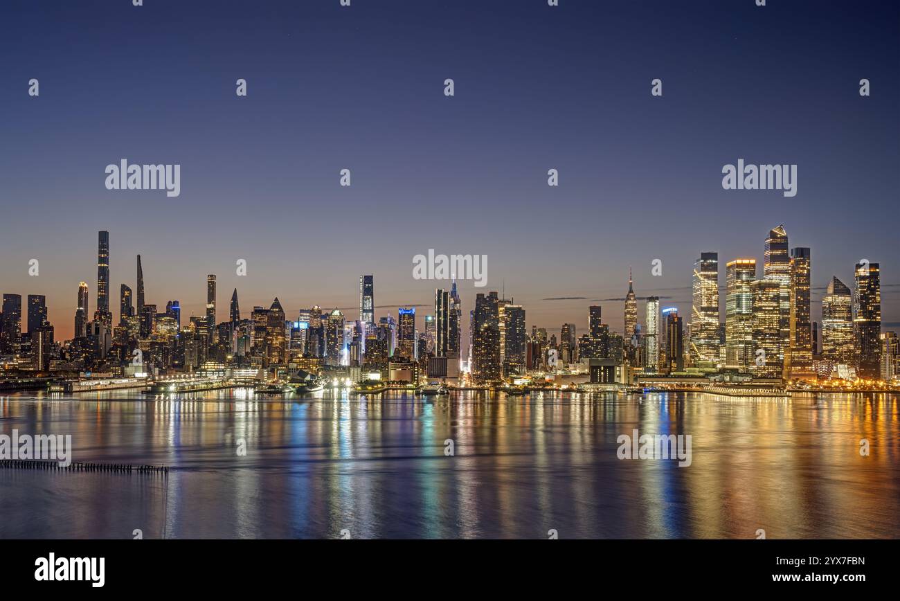 Die Skyline von Midtown Manhattan in New York bei Nacht aus Weehawken, New Jersey Stockfoto