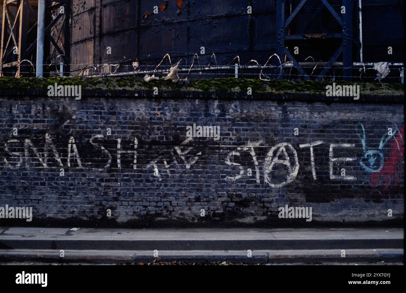 „Smash the State“ Graffiti, Goods Way, Kings Cross, London, Vereinigtes Königreich. November 1993 Stockfoto