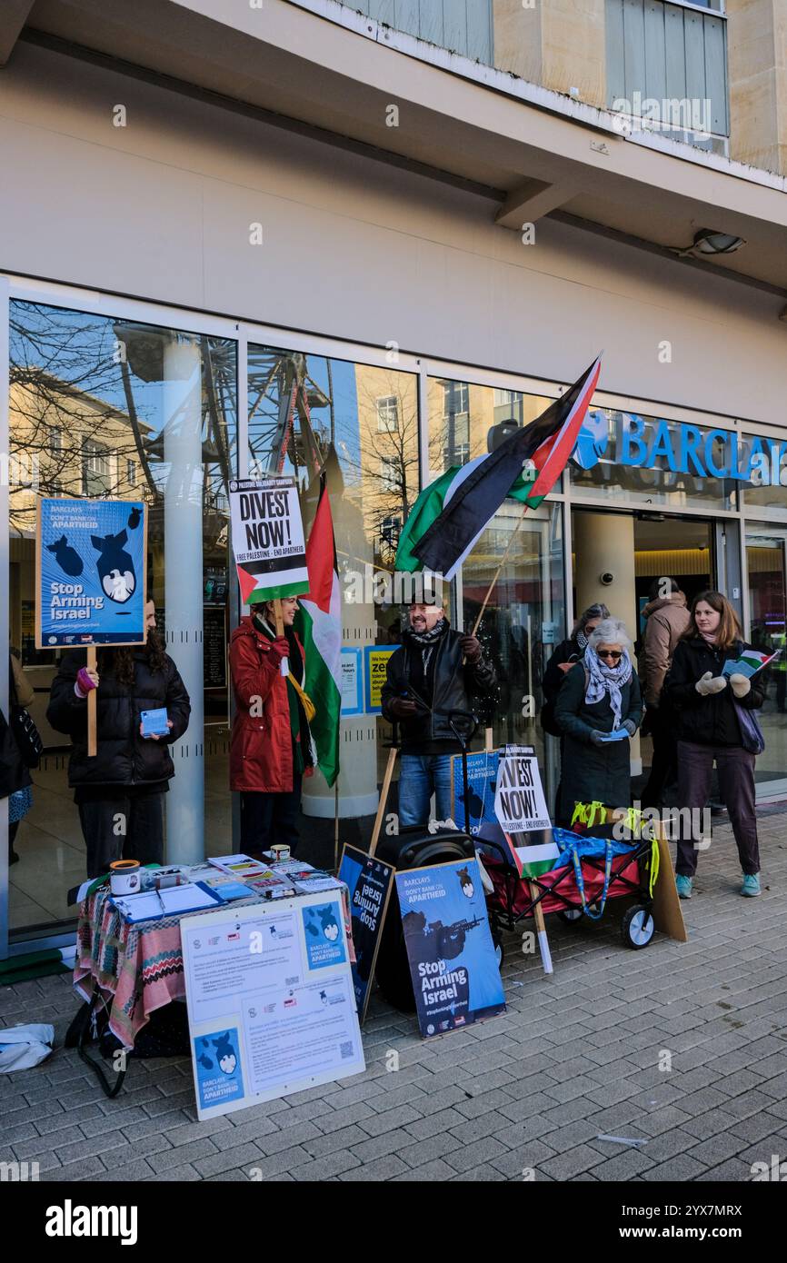 Bristol, Großbritannien. Dezember 2024. Pro-palästinensische Demonstranten vor der Barclays Bank in Broadmead Bristol drängen die Käufer, die Bank zu boykottieren. Die Demonstranten fordern Barclays auf, Israel nicht mehr zu bewaffnen, indem sie Banken für Rüstungsunternehmen bereitstellen. Heute ist ein friedlicher Protest, aber in der Vergangenheit haben Pro-Palästina-Gruppen Fenster gemalt und zertrümmert, um ihren Standpunkt zu vertreten. Quelle: JMF News/Alamy Live News Stockfoto