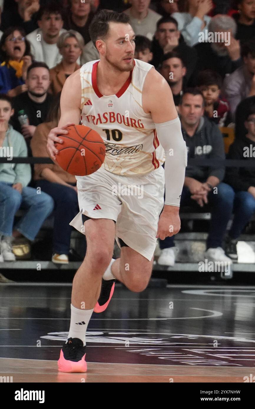 10 Hugo Invernizzi VON SIG Strasbourg während der französischen Meisterschaft, Betclic Elite Basketball Spiel zwischen Stade Rochelais Basket und SIG Strasbourg am 13. Dezember 2024 im Gaston Neveur Stadion in La Rochelle, Frankreich - Foto Laurent Lairys / DPPI Stockfoto