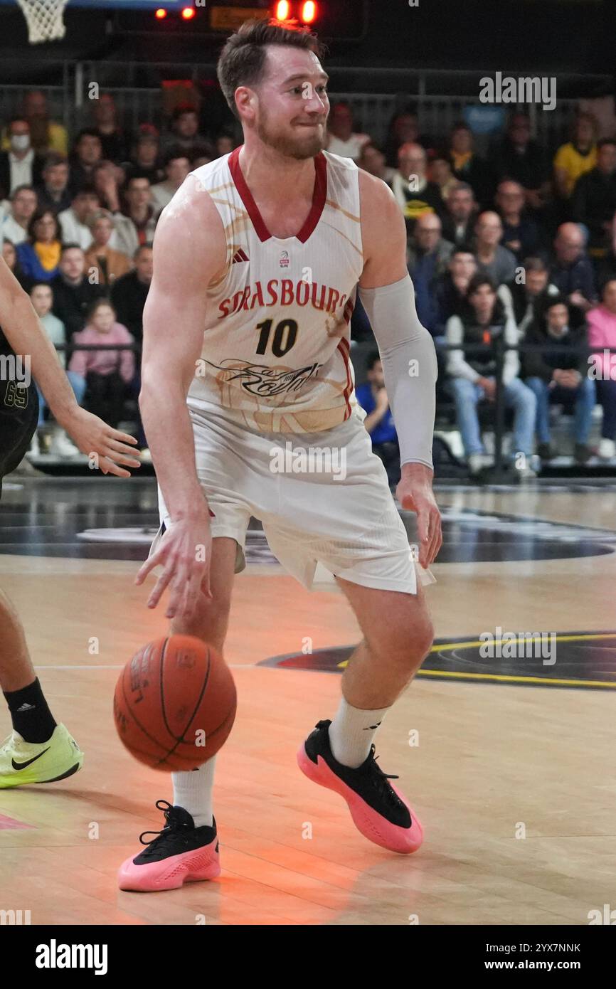 10 Hugo Invernizzi VON SIG Strasbourg während der französischen Meisterschaft, Betclic Elite Basketball Spiel zwischen Stade Rochelais Basket und SIG Strasbourg am 13. Dezember 2024 im Gaston Neveur Stadion in La Rochelle, Frankreich - Foto Laurent Lairys / DPPI Stockfoto