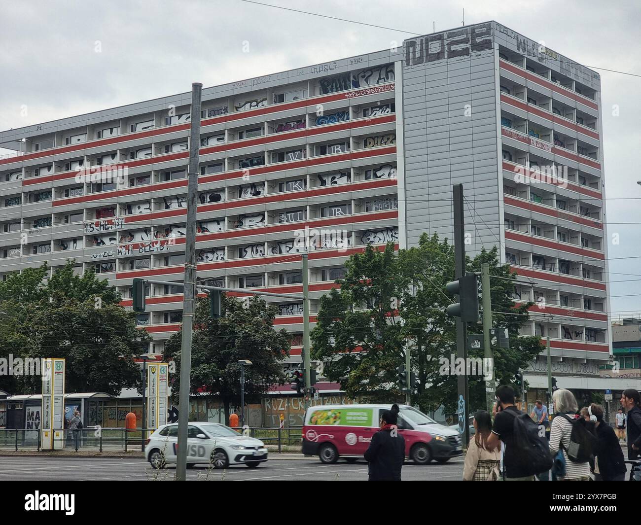 Verlassenes Hochhaus mit Graffiti in Berlin, Deutschland Stockfoto