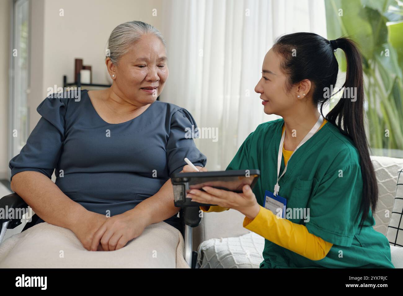 Terminvereinbarung der Krankenschwester online auf einem Tablet-PC Stockfoto