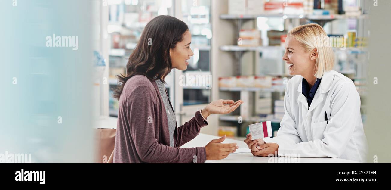 Medizin, Kunde und beratender Apotheker von der Apotheke für Pillen Nebenwirkungen, verschreibungspflichtige Medikamente Dosierung und Beratung. Banner, Frauen und Kundenservice Stockfoto