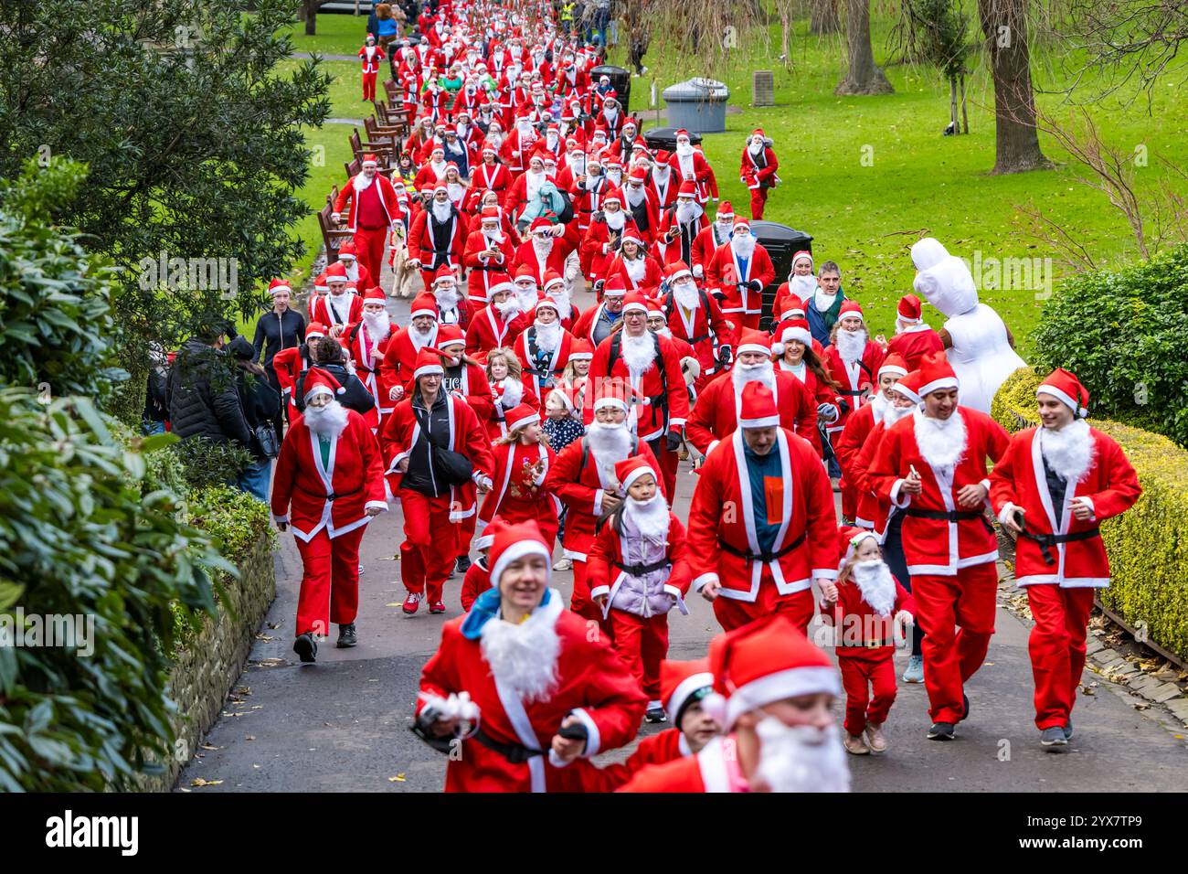 Menschen, die in Santa-Kostümen laufen, Santa-Fun-Rennen oder -Dash, Princes Street Gardens, Edinburgh, Schottland, Großbritannien Stockfoto