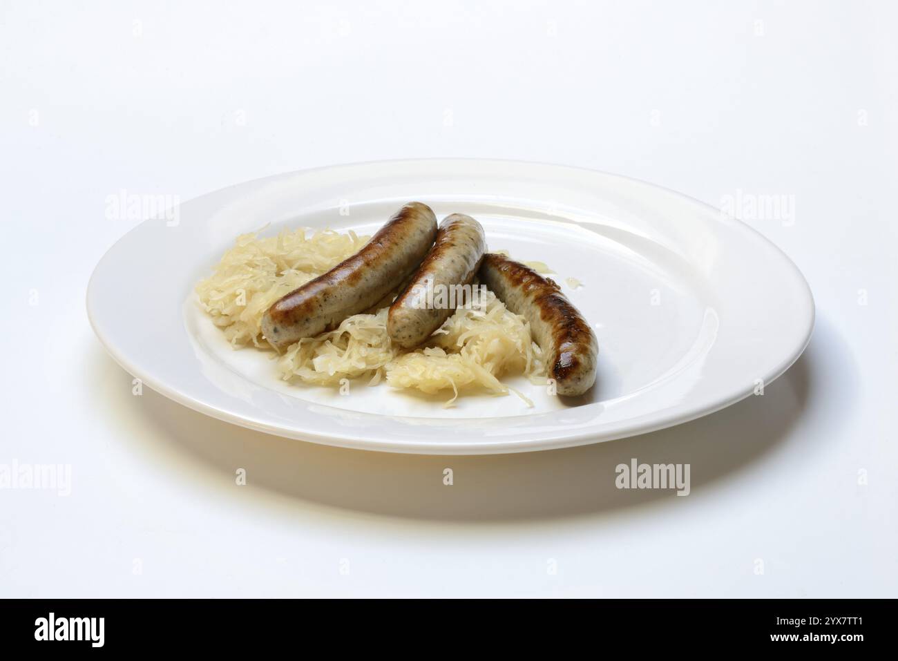 Nürnberger Würstchen mit Sauerkraut auf einem Teller, Rostbratwurst, Deutschland, Europa Stockfoto