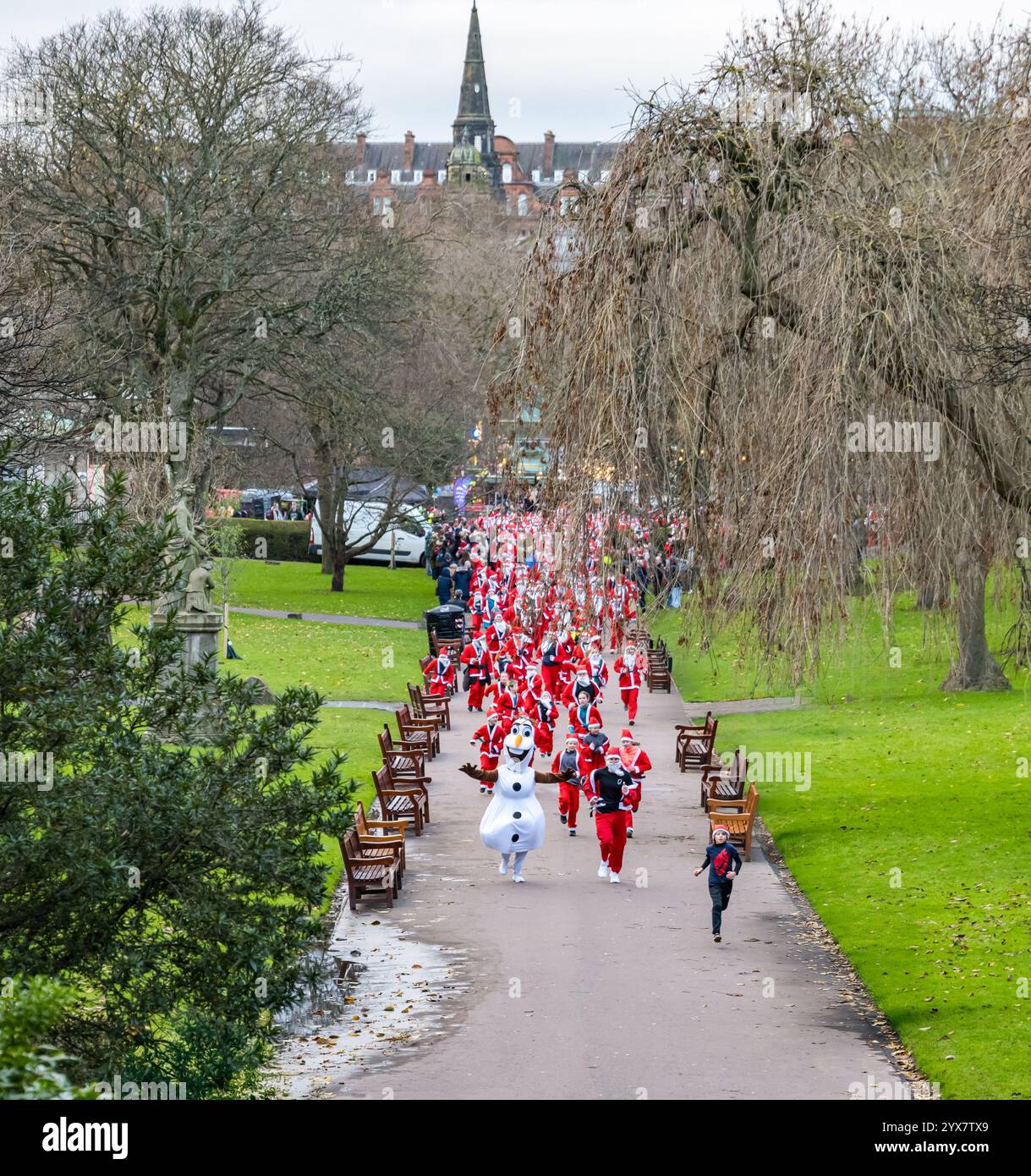 Menschen, die in Santa-Kostümen laufen, Santa-Fun-Rennen oder -Dash, Princes Street Gardens, Edinburgh, Schottland, Großbritannien Stockfoto