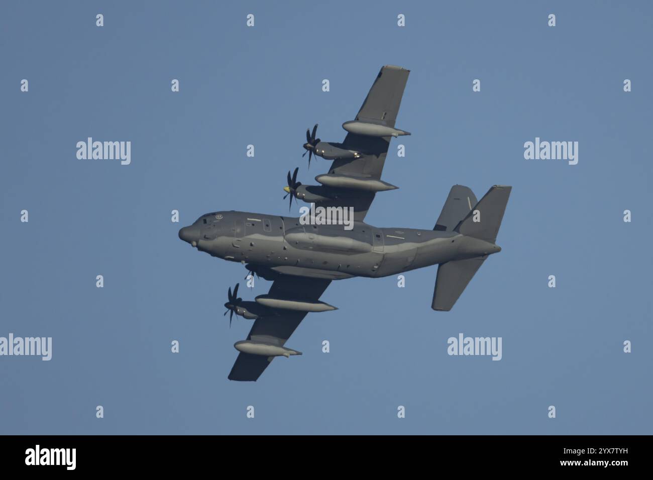 Lockheed C-130 Hercules Militärflugzeug der USAF United States Air Force im blauen Himmel, England, Vereinigtes Königreich, Europa Stockfoto