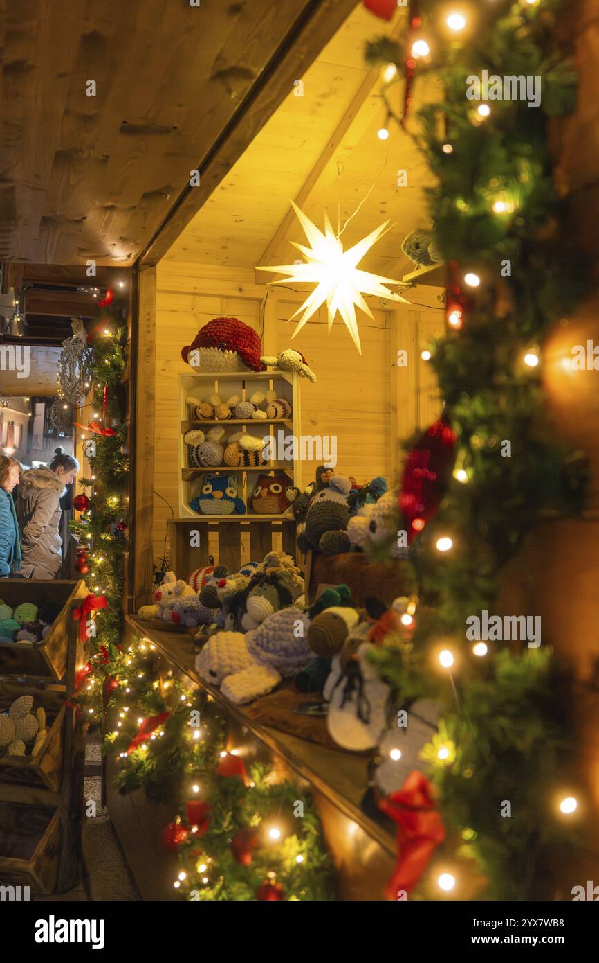 Ein gemütliches Zimmer mit Weihnachtsdekoration und Strickwaren, beleuchtet und gemütlich, Weihnachtsmarkt, Nagold, Schwarzwald, Deutschland, Europa Stockfoto