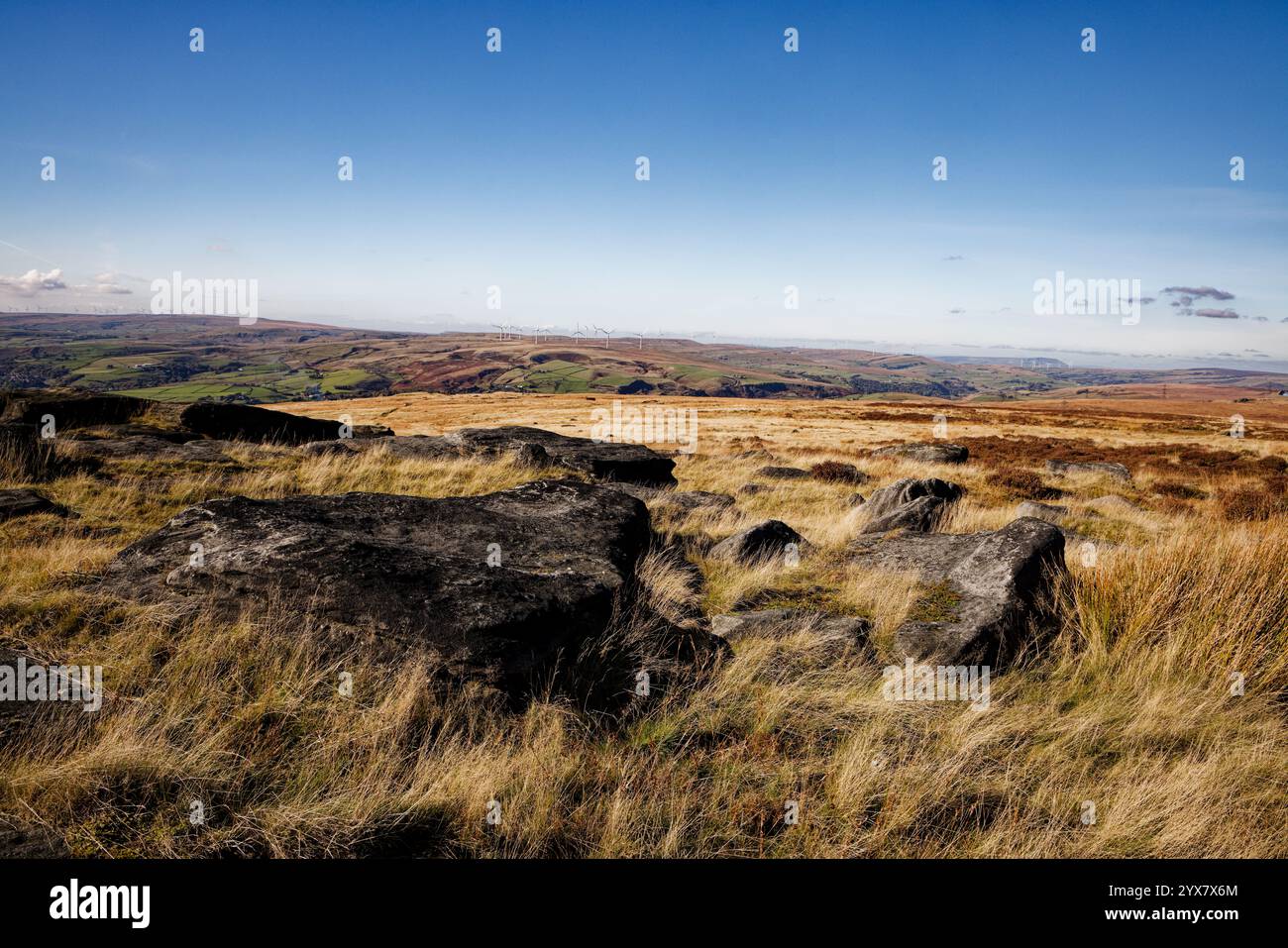 Gritstone Felsbrocken am Blackstone Edge, mit Blick nach Norden nach Lancashire. Stockfoto