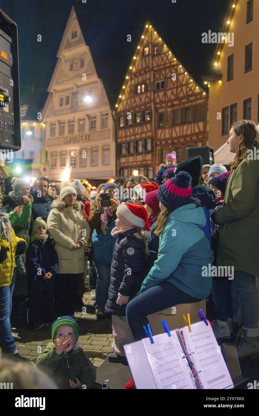 Die Leute versammeln sich nachts auf einem festlichen Platz. Gemütliche Atmosphäre mit beleuchteten Hütten, Weihnachtsmarkt, Nagold, Schwarzwald, Deutschland, Europa Stockfoto