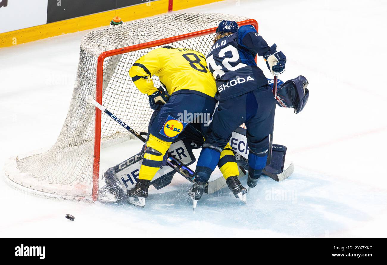 Fribourg, Schweiz, 14. Dezember 2024: Der Puck kommt nicht ins finnische Tor. #82 Jesper Froden (Schweden) wird von #42 Robin Salo (Finnland) ins Tor gedrängt. (Foto: Andreas Haas/dieBildmanufaktur) Credit: DieBildmanufaktur/Alamy Live News Stockfoto