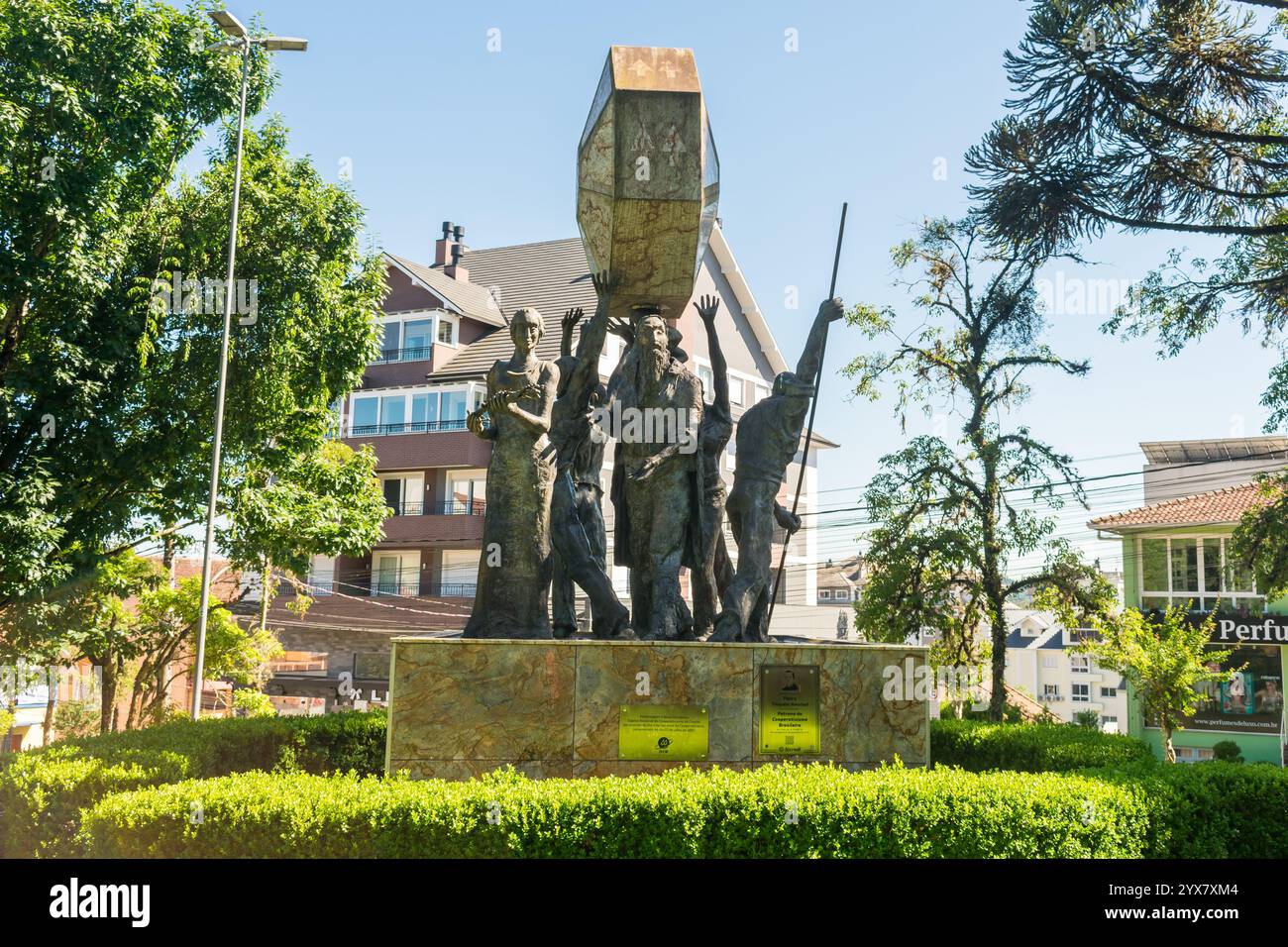 Nova Petropolis, Brasilien - 10. November 2024: Monumento ao Cooperativismo, Statuen auf Praca das Flores (Hauptplatz der Stadt) Stockfoto
