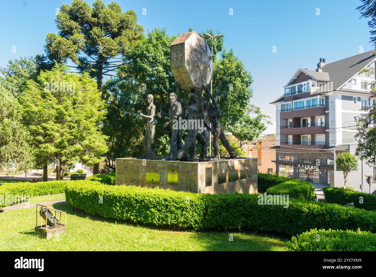 Nova Petropolis, Brasilien - 10. November 2024: Monumento ao Cooperativismo, Statuen auf Praca das Flores (Hauptplatz der Stadt) Stockfoto