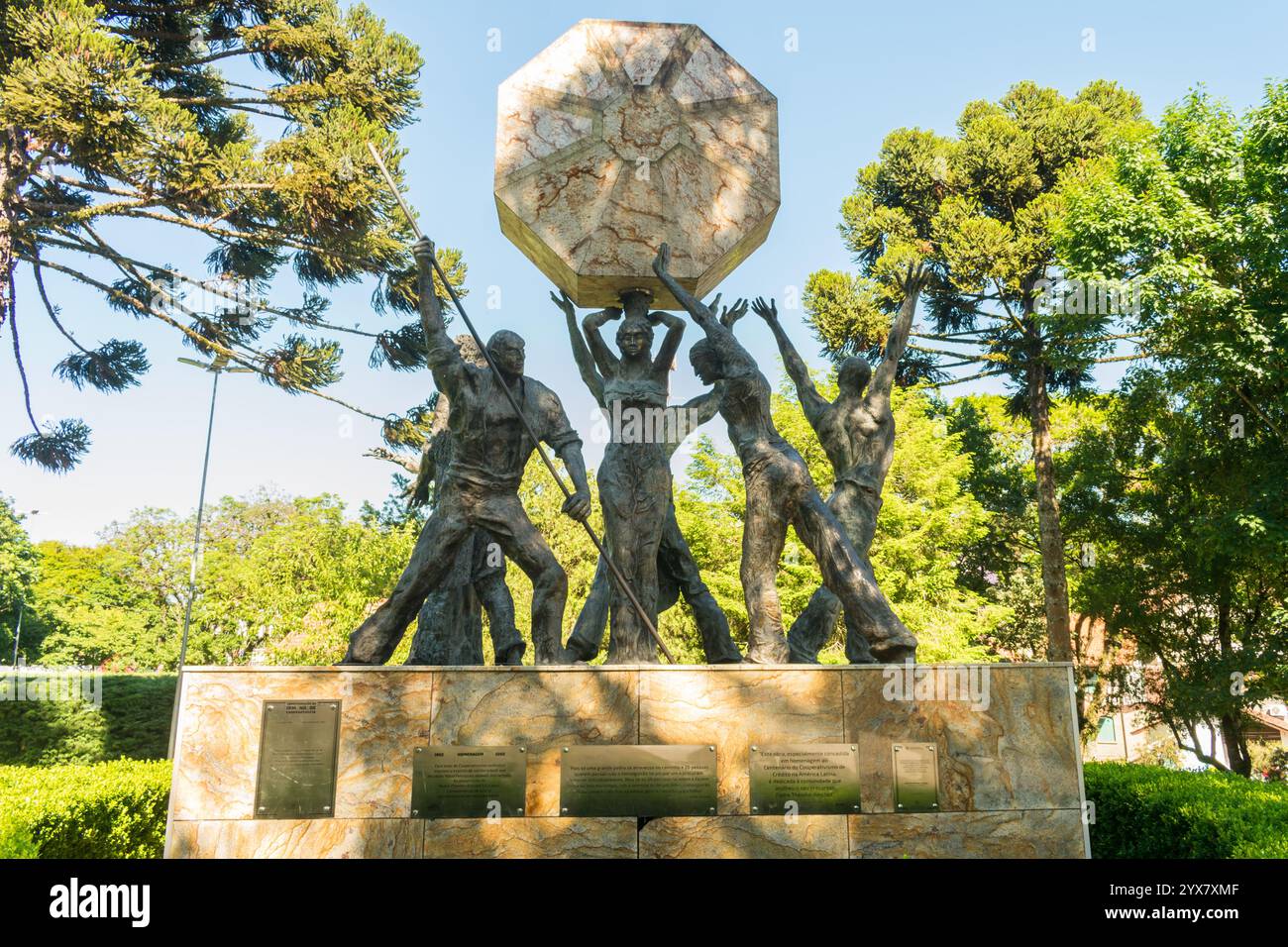 Nova Petropolis, Brasilien - 10. November 2024: Monumento ao Cooperativismo, Statuen auf Praca das Flores (Hauptplatz der Stadt) Stockfoto