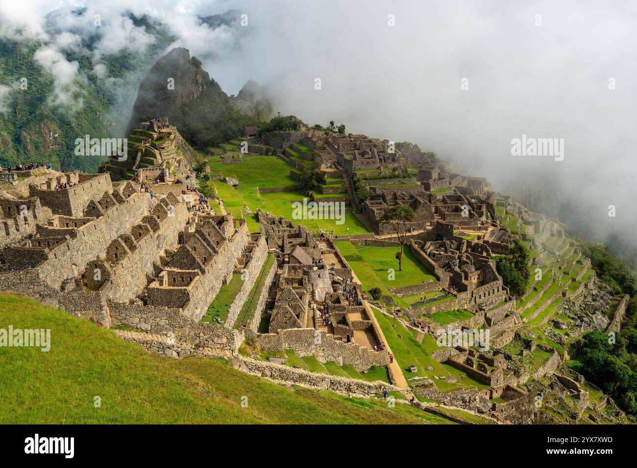 Machu Picchu im Nebel, Machu Picchu Historic Sanctuary, Cusco, Peru. Stockfoto