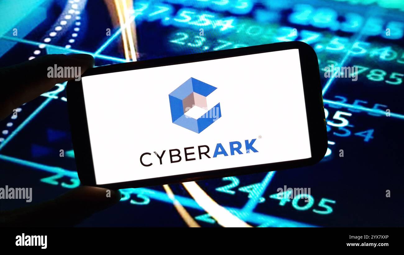 Konskie, Polen – 13. Dezember 2024: Das Firmenlogo von CyberArk wird auf dem Mobiltelefon angezeigt Stockfoto