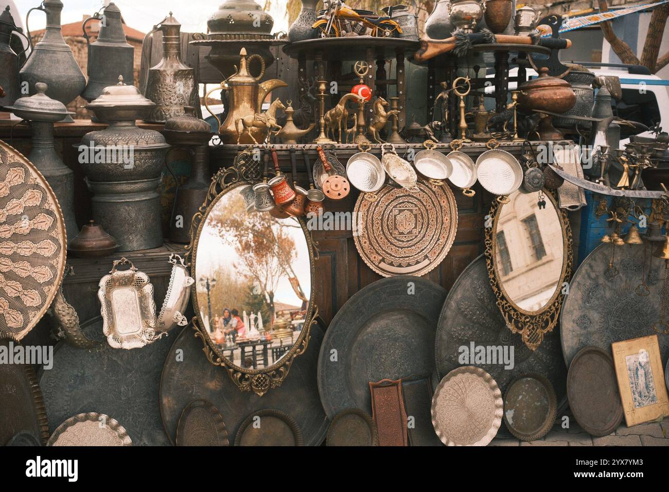 Derinkuyu, Nevşehir, Türkiye - 1. Dezember 2024: Ein Vintage-Spiegel, Tabletts und Metallgegenstände werden auf dem traditionellen Markt verkauft Stockfoto