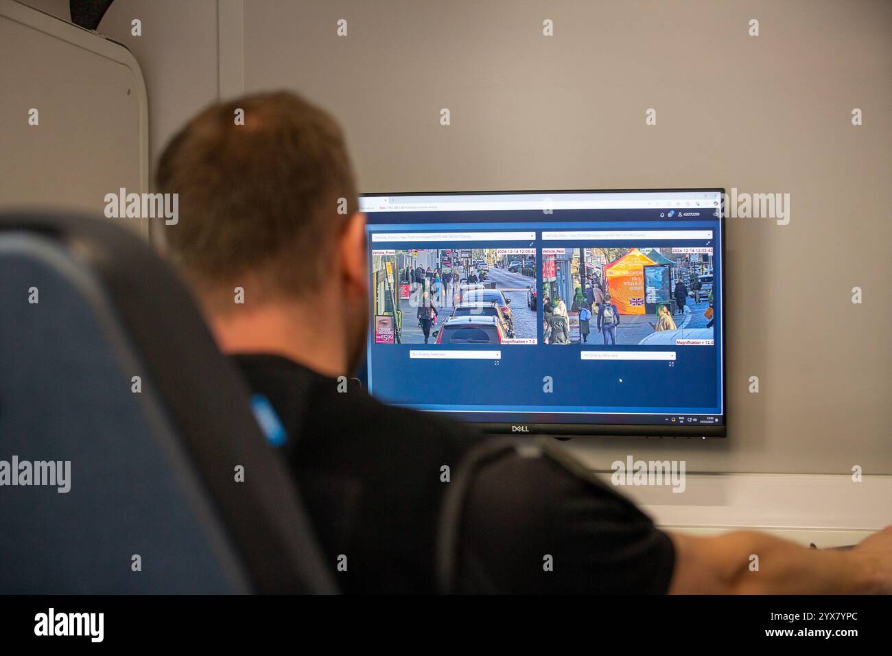Brentwood uk Essex 14. Dez 2024 Polizei geht gegen Verbrechen während der Weihnachtszeit mit Gesichtserkennung und Patrouille durch die Straße Credit: Richard Lincoln/Alamy Live News Stockfoto