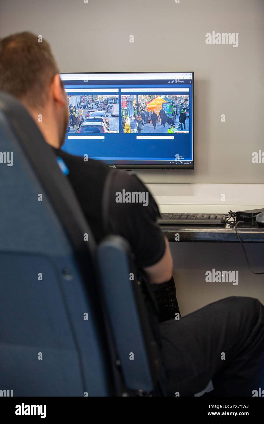 Brentwood uk Essex 14. Dez 2024 Polizei geht gegen Verbrechen während der Weihnachtszeit mit Gesichtserkennung und Patrouille durch die Straße Credit: Richard Lincoln/Alamy Live News Stockfoto