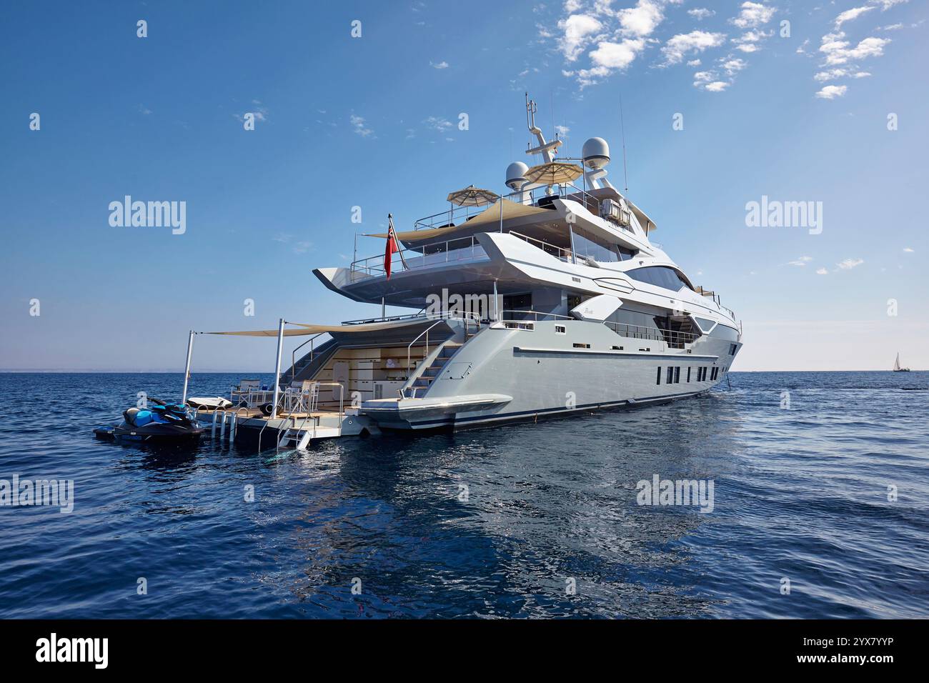 Luxus-Yachtszene zeigt das Heck mit Jet-Ski-Highlights auf Ocean Adventure und Entspannung Stockfoto