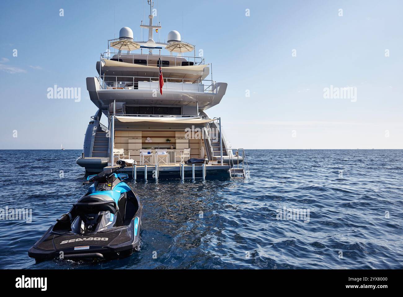 Luxus-Yachtszene zeigt das Heck mit Jet-Ski-Highlights auf Ocean Adventure und Entspannung Stockfoto