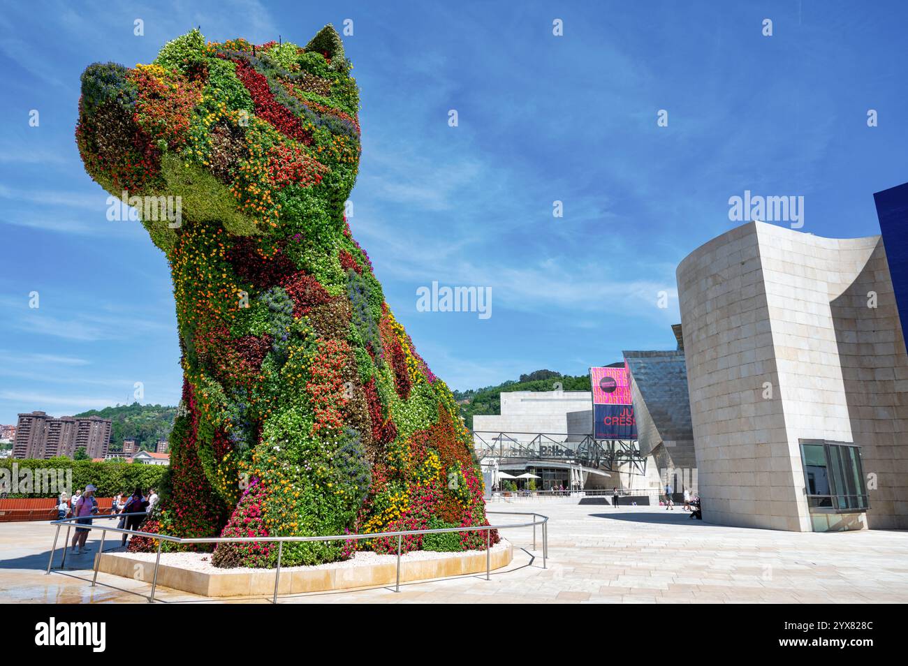 Bilbao, Spanien - 27. Mai 2024: Das Blumenpuppchen das Guggenheim Museum in Bilbao Stockfoto