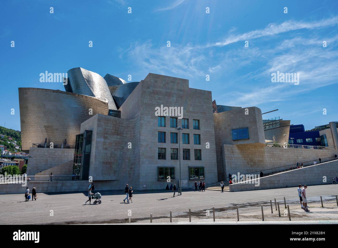 Bilbao, Spanien - 27. Mai 2024: Die Seite des Guggenheim Museums in Bilbao Stockfoto